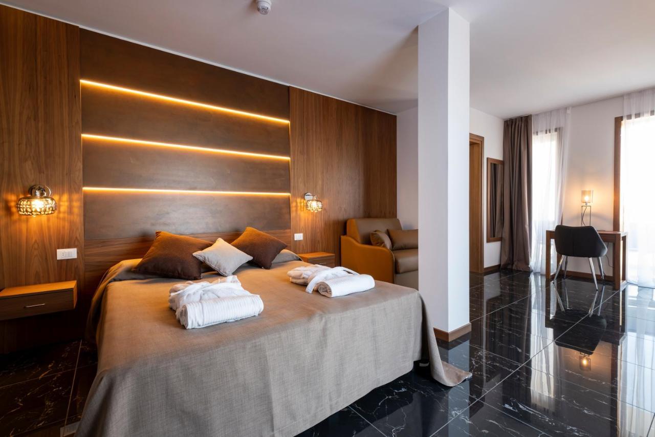 Hotel Mare Lignano Sabbiadoro Bagian luar foto