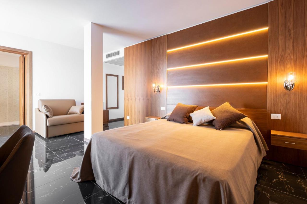 Hotel Mare Lignano Sabbiadoro Bagian luar foto