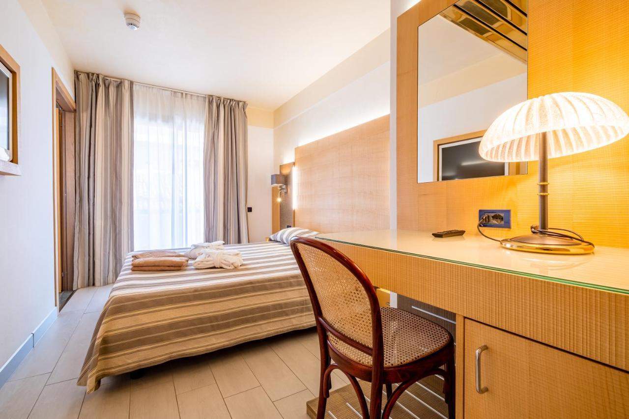 Hotel Mare Lignano Sabbiadoro Bagian luar foto
