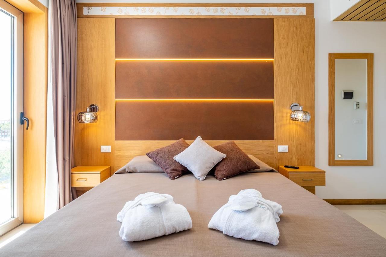 Hotel Mare Lignano Sabbiadoro Bagian luar foto