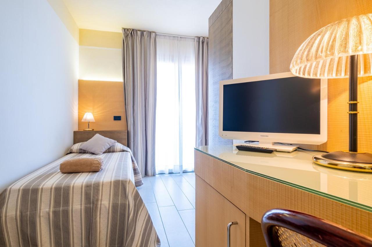 Hotel Mare Lignano Sabbiadoro Bagian luar foto