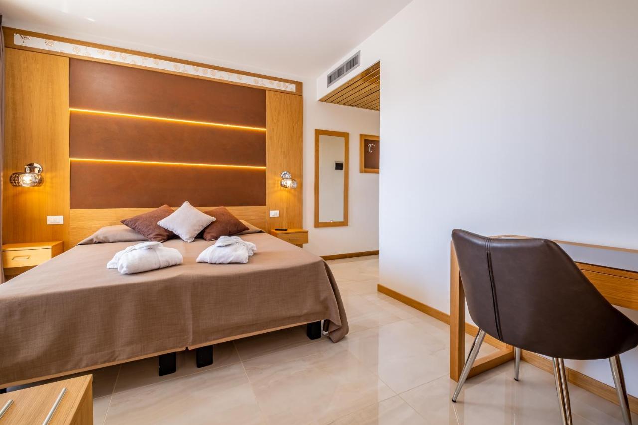 Hotel Mare Lignano Sabbiadoro Bagian luar foto